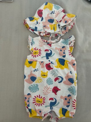 Pelele y gorro Zippy unisex estampado.