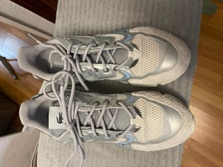 Zapatillas Lacoste Plata y Blanco