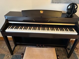 Piano Yamaha Clavinova CLP-370 con banqueta