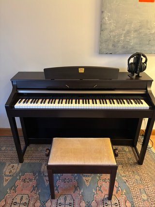 Piano Yamaha Clavinova CLP-370 con banqueta