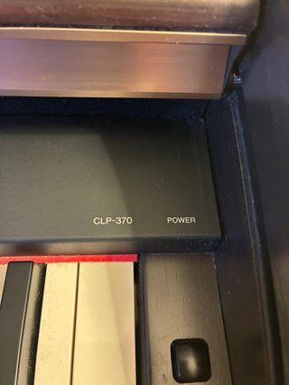 Piano Yamaha Clavinova CLP-370 con banqueta