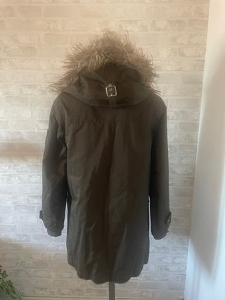 Abrigo verde con capucha y pelo