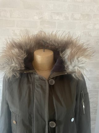 Abrigo verde con capucha y pelo