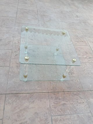 Mesa centro cristal y patas acrílico dorado