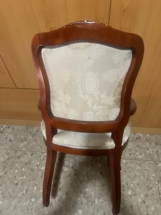 Silla clásica de madera y tela beige