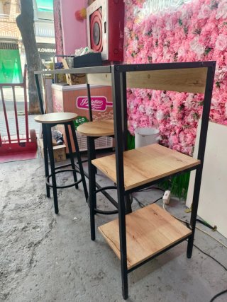 Mesa alta con 2 taburetes