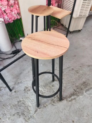 Mesa alta con 2 taburetes