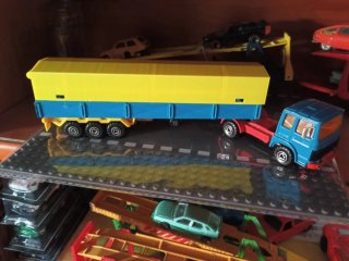 Camión tráiler Majorette azul y amarillo