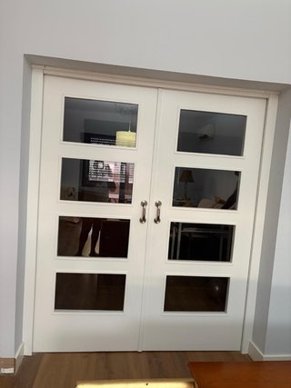 Puerta corredera blanca con cristales