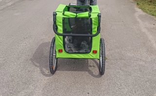 Remolque y carro para perro gris y verde.
