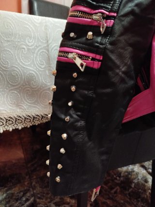 Chaqueta polipiel rosa y negra