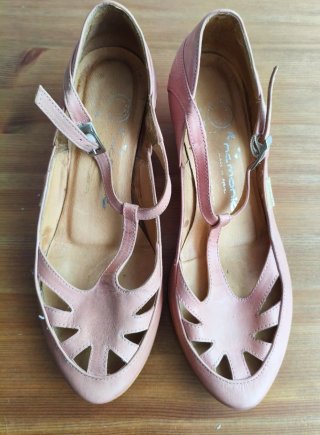 Zapatos Namartin rosa T-Strap con cortes