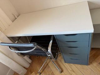 Escritorio con cajonera gris azulado y blanca