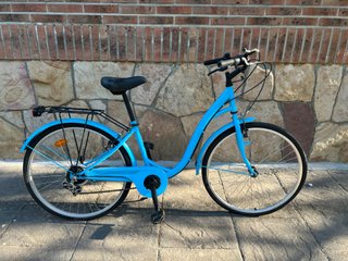 Bicicleta paseo azul con marchas