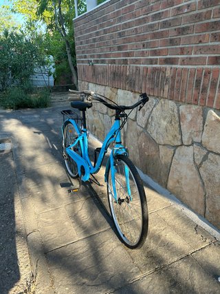 Bicicleta paseo azul con marchas