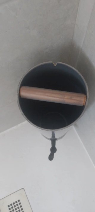 Cubo para ducha gris.