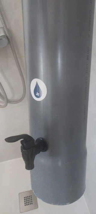 Cubo para ducha gris.