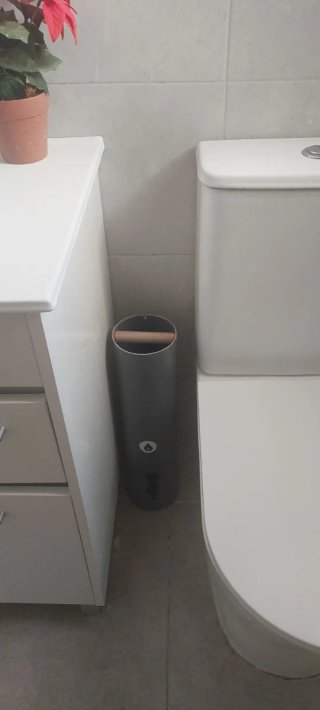 Cubo para ducha gris.