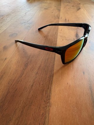 Gafas de sol Oakley negras y naranjas