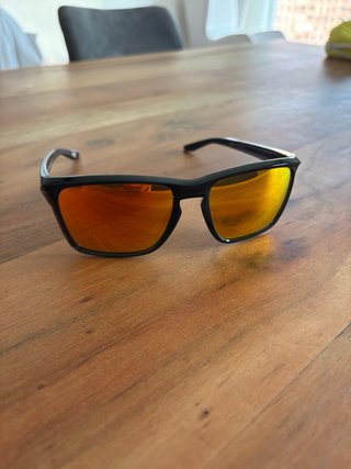Gafas de sol Oakley negras y naranjas
