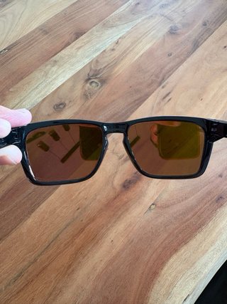 Gafas de sol Oakley negras y naranjas