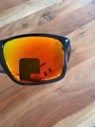 Gafas de sol Oakley negras y naranjas