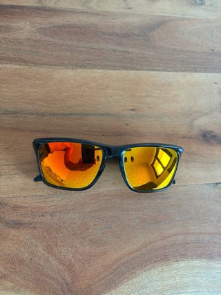 Gafas de sol Oakley negras y naranjas