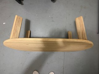 Mesa auxiliar de madera ovalada