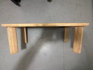 Mesa auxiliar de madera ovalada