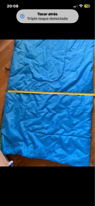 Saco de dormir azul para acampada