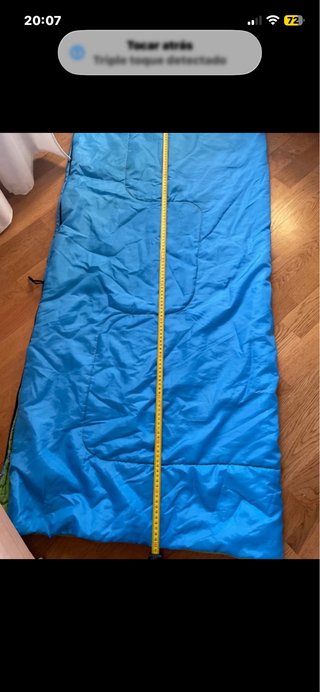 Saco de dormir azul para acampada