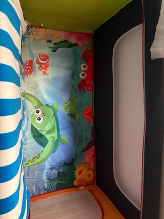 Parque cuna infantil con diseño marino