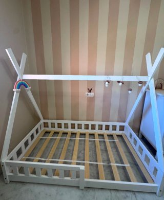 Cama infantil tipi + colchón y sábanas