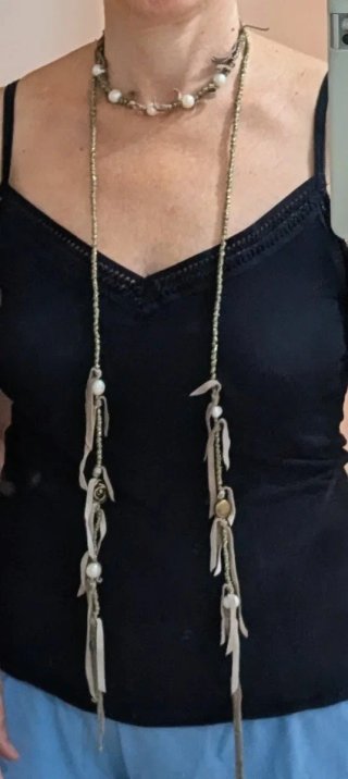 Collar largo con perlas y detalles. No es de marca