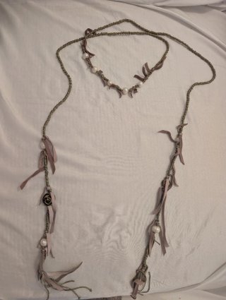 Collar largo con perlas y detalles. No es de marca