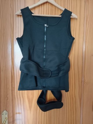 Chaleco deportivo negro con cinturón