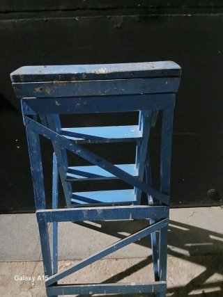 Escalera de madera azul plegable
