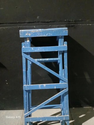 Escalera de madera azul plegable