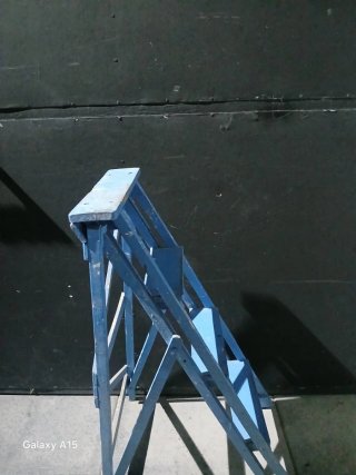 Escalera de madera azul plegable