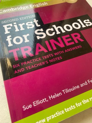 Libro ingles academia First Cambridge Trainer