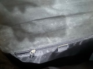 Maletín de piel negro con cremallera