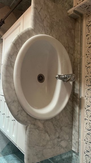 Mueble de baño de madera y mármol con espejo