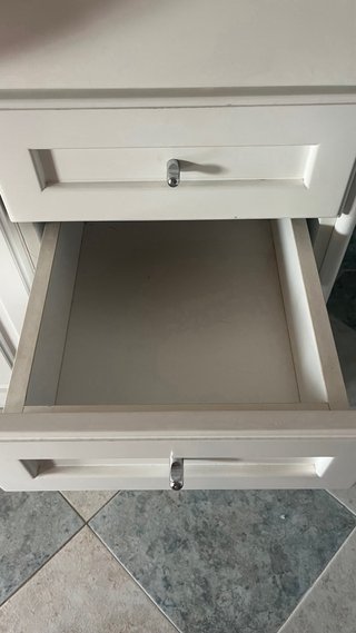 Mueble de baño de madera y mármol con espejo