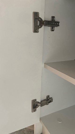 Mueble de baño de madera y mármol con espejo
