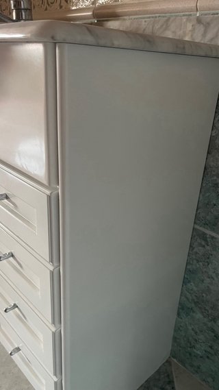 Mueble de baño de madera y mármol con espejo
