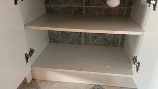 Mueble de baño de madera y mármol con espejo