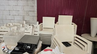 Toldo grande, sombrillas, sillas y más