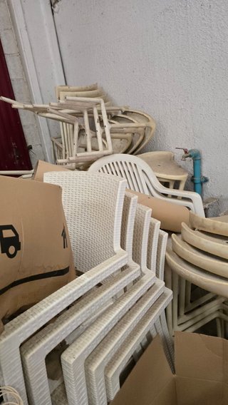 Toldo grande, sombrillas, sillas y más