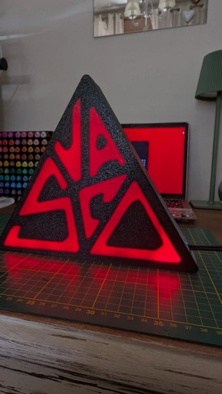 Lampada LED Vasco Rossi Triangolare
