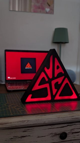 Lampada LED Vasco Rossi Triangolare